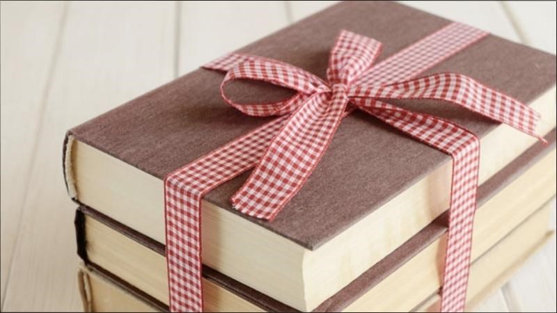S&aacute;ch l&agrave; m&oacute;n qu&agrave; ph&ugrave; hợp để tặng gi&aacute;o vi&ecirc;n 
