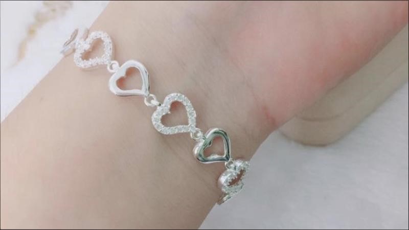 Lắc bạc l&agrave;m tăng sự sang trọng cho người d&ugrave;ng