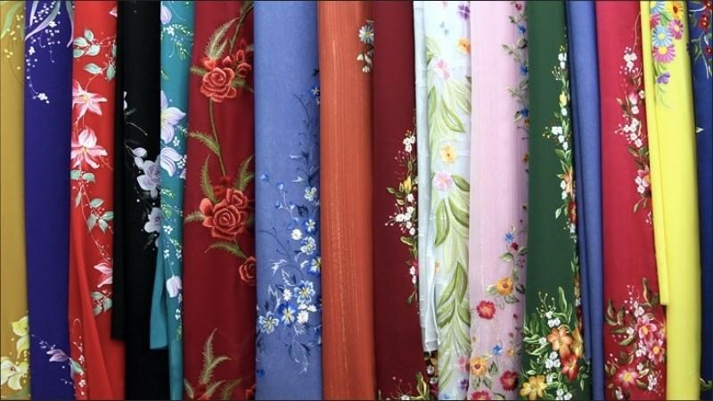 Vải may &aacute;o d&agrave;i l&agrave; m&oacute;n qu&agrave; 20/10 cho c&ocirc; gi&aacute;o rất &yacute; nghĩa