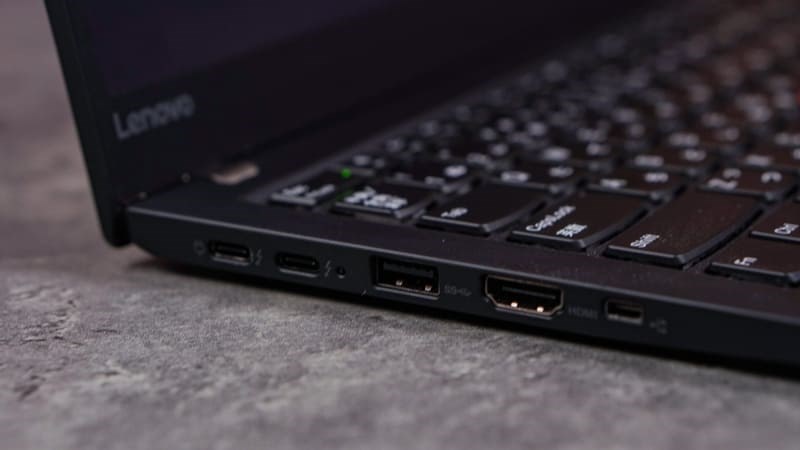 Laptop được trang bị c&aacute;c cổng kết nối cơ bản phục vụ mọi nhu cầu kết nối