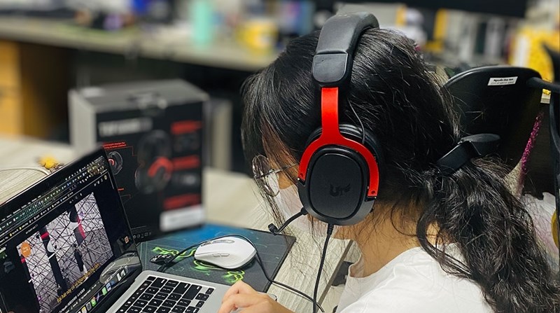 Tai nghe với m&agrave;u sắc nổi bật