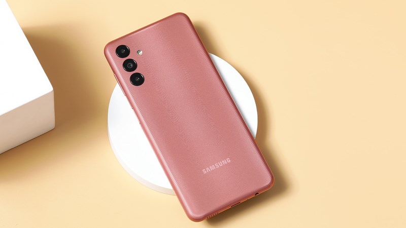 Mặt lưng có bộ camera với ống kính chính độ phân giải cao quay chụp rõ đẹp Mặt lưng có bộ camera với ống kính chính độ phân giải cao quay chụp rõ đẹp