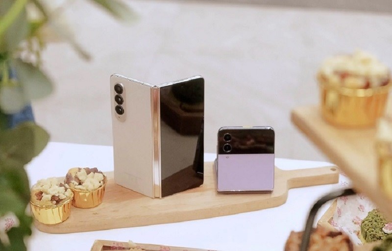 Cả hai đều mang tr&ecirc;n m&igrave;nh thiết kế gập v&ocirc; c&ugrave;ng độc đ&aacute;o