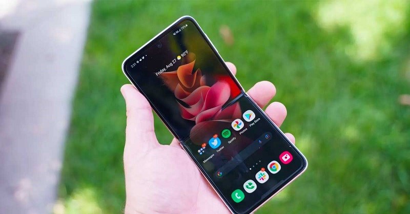 M&agrave;n h&igrave;nh nhỏ gọn, sắc n&eacute;t thuận tiện mang theo b&ecirc;n m&igrave;nh