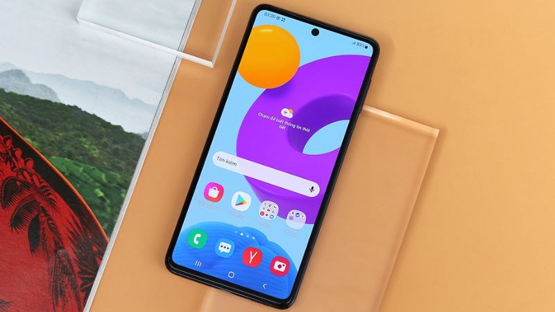 Màn hình 6.7 inch với thiết kế đục lỗ Màn hình 6.7 inch với thiết kế đục lỗ