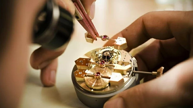 huong-dan-5-cach-deo-dong-ho-hublot-nu-cach-chon-10 Thường xuyên lau dầu và bảo dưỡng đồng hồ Hublot