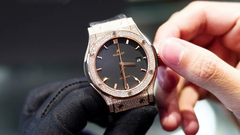 huong-dan-5-cach-deo-dong-ho-hublot-nu-cach-chon-12 Cách lên dây cót đồng hồ cơ Hublot