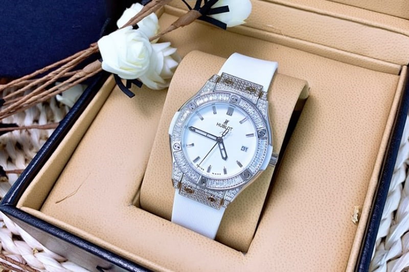 huong-dan-5-cach-deo-dong-ho-hublot-nu-cach-chon-4 Cách đeo đồng hồ Hublot theo chất liệu dây