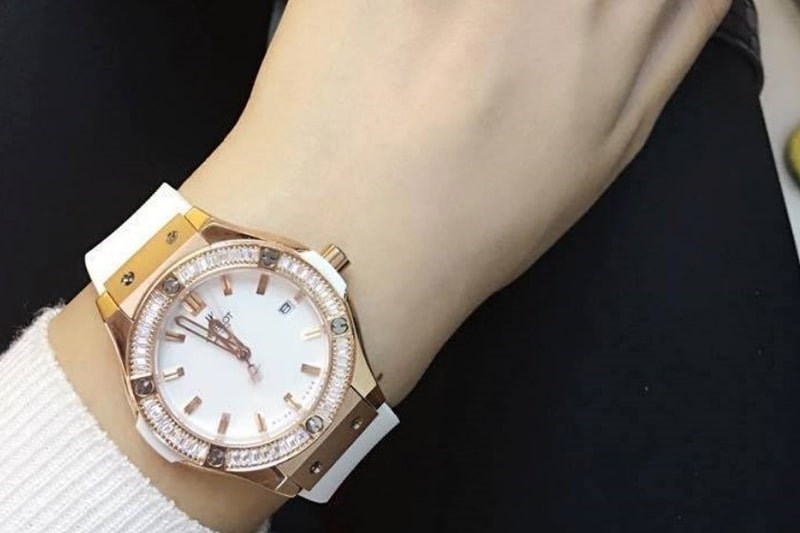 huong-dan-5-cach-deo-dong-ho-hublot-nu-cach-chon-5 Đeo đồng hồ Hublot ở phần cổ tay dưới xương nhô lên