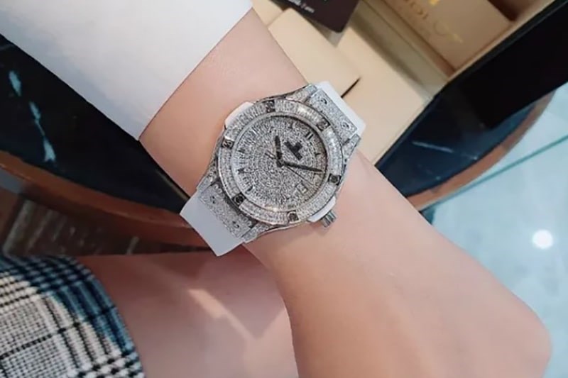 huong-dan-5-cach-deo-dong-ho-hublot-nu-cach-chon-6 Kết hợp đồng hồ Hublot với các phụ kiện, trang sức khác