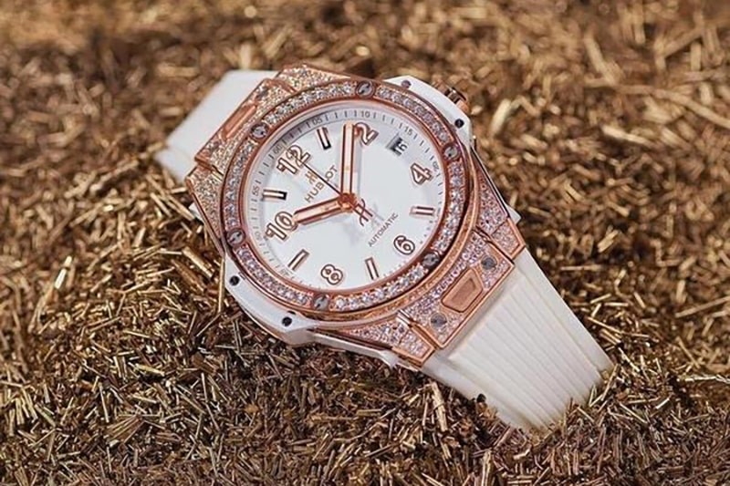 huong-dan-5-cach-deo-dong-ho-hublot-nu-cach-chon-8 Chọn đồng hồ Hublot theo chất liệu