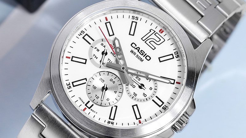 Đồng hồ Chronograph thiết kế lạ mắt, c&oacute; nhiều t&iacute;nh năng