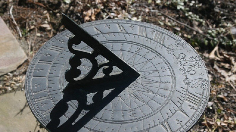 Đồng hồ 1 kim hoạt động theo cơ chế của đồng hồ mặt trời