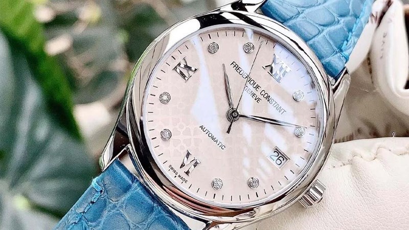 Thiết kế với mặt đồng hồ đ&iacute;nh đ&aacute; lấp l&aacute;nh c&aacute; t&iacute;nh, c&oacute; gi&aacute; trị cao