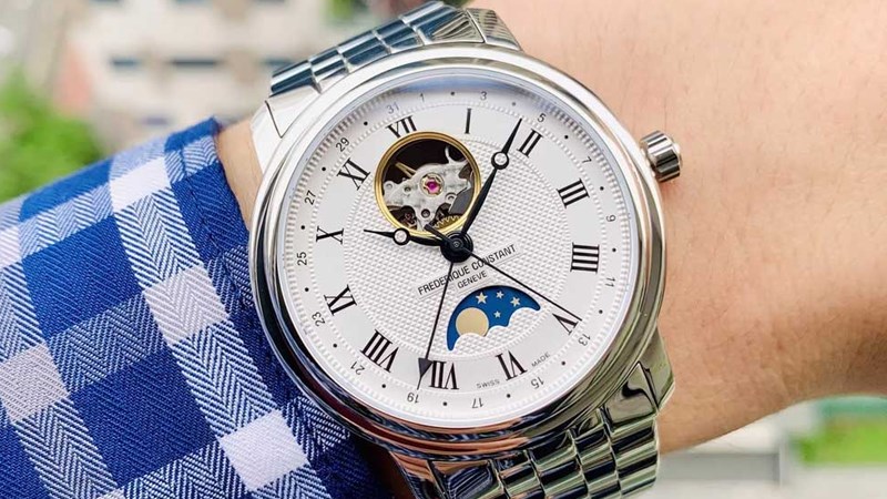 Đồng hồ c&oacute; mặt cơ lộ m&aacute;y c&oacute; vẻ ngo&agrave;i thời thượng, độc đ&aacute;o