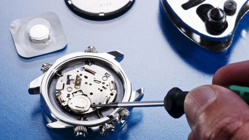Kh&ocirc;ng n&ecirc;n tự thay pin đồng hồ khi bạn kh&ocirc;ng c&oacute; kinh nghiệm cũng như kiến thức về bộ m&aacute;y