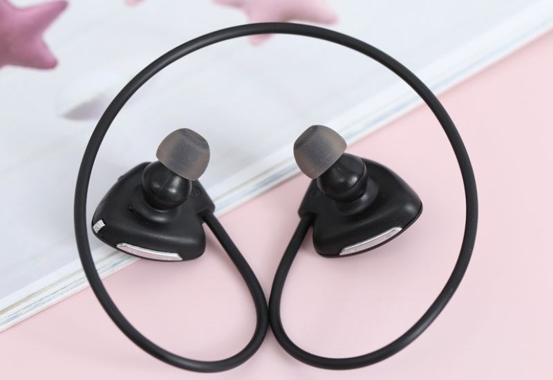 Thiết kế tai nghe dạng v&ograve;ng cổ tr&aacute;nh rơi mất