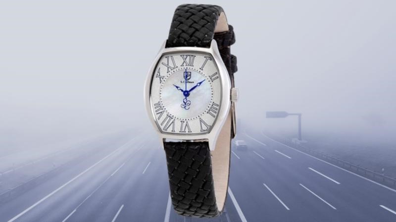 M&atilde; đồng hồ được in tr&ecirc;n d&acirc;y đồng hồ ch&iacute;nh h&atilde;ng