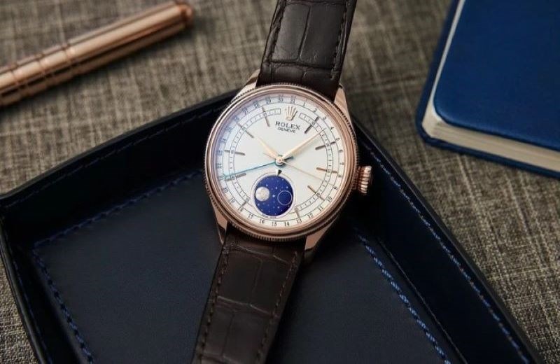 T&iacute;nh năng Moonphase gi&uacute;p người đeo nắm r&otilde; thời gian một c&aacute;ch ch&iacute;nh x&aacute;c