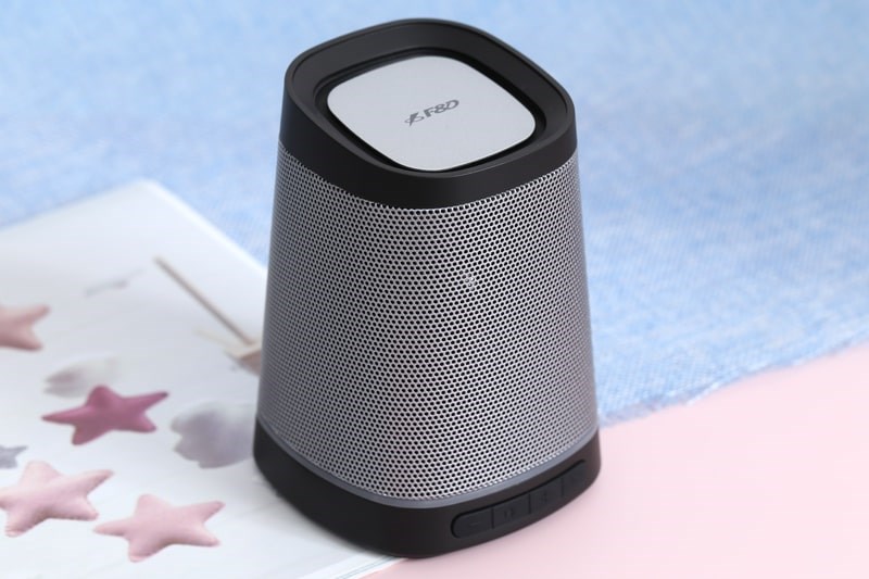 top-loa-bluetooth-co-den-cuc-xin-cuc-xinh-duoc-2 Thiết kế nhỏ gọn, dễ dàng mang theo