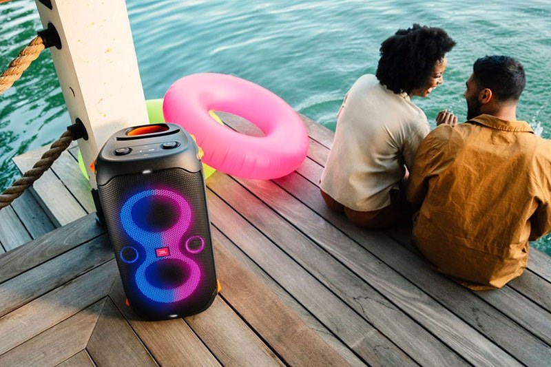 top-loa-bluetooth-co-den-cuc-xin-cuc-xinh-duoc-5 Trang bị tay cầm giúp di chuyển dễ dàng