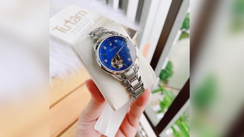 Đồng hồ có kiểu dáng sang trọng, hiện đại Đồng hồ có kiểu dáng sang trọng, hiện đại