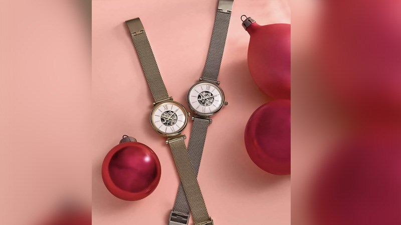 Đồng hồ có thiết kế nữ tính, sang trọng Đồng hồ có thiết kế nữ tính, sang trọng