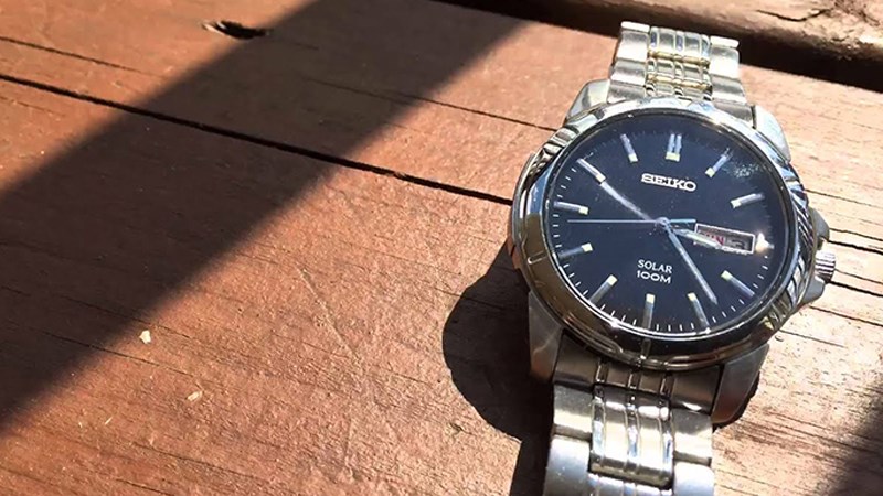 Khi sạc trong nh&agrave; linh hoạt chọn sạc bằng &aacute;nh mặt trời hoặc &aacute;nh đ&egrave;n