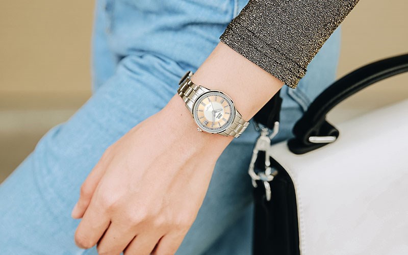 Mang vẻ đẹp tinh tế, hiện đại, sản phẩm đồng hồ n&agrave;y ph&ugrave; hợp với c&aacute;c c&ocirc; n&agrave;ng trẻ trung, s&agrave;nh điệu