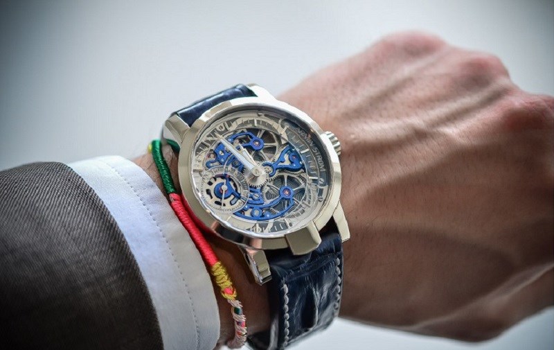 Đồng hồ cơ hoạt động nhờ l&ecirc;n d&acirc;y c&oacute;t