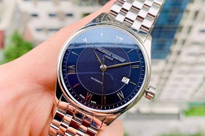 Mặt đồng hồ m&agrave;u xanh sang trọng, ấn tượng