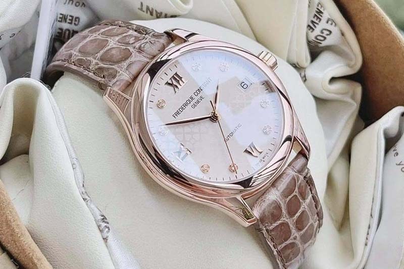 Mặt k&iacute;nh Sapphire cứng c&aacute;p, trong suốt