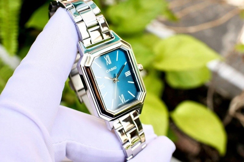 Sản phẩm được phủ lên mình lớp màu bạc óng ả Sản phẩm được phủ lên mình lớp màu bạc óng ả