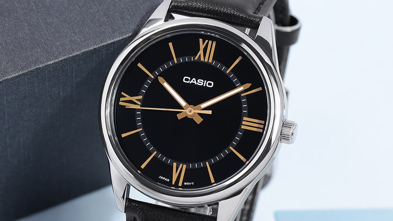 Sử dụng kim dạ quang cho bạn xem giờ r&otilde; r&agrave;ng khi ở trong b&oacute;ng tối