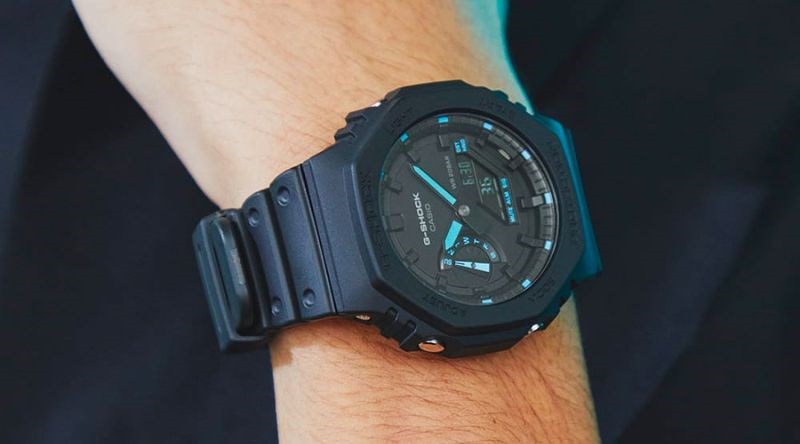 Mặt đồng hồ dạ quang gi&uacute;p chiếc đồng hồ trở n&ecirc;n cực kỳ bắt mắt