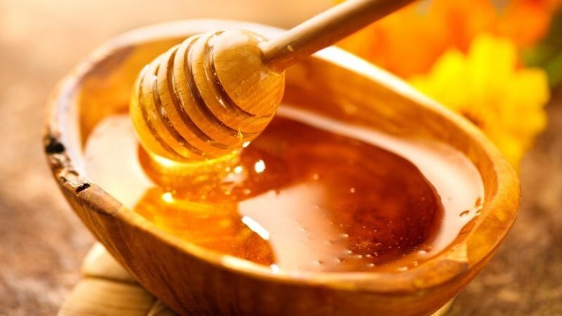Mật ong chứa nhiều chất dinh dưỡng giúp phát triển sợi collagen trong da