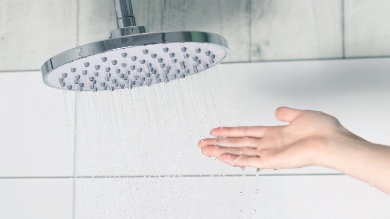 Tắm nước nóng có thể khiến da khô do làm mất lớp dầu trên da