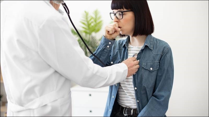 Bác sĩ thăm khám phổi bằng ống nghe nếu nghi ngờ lao phổi