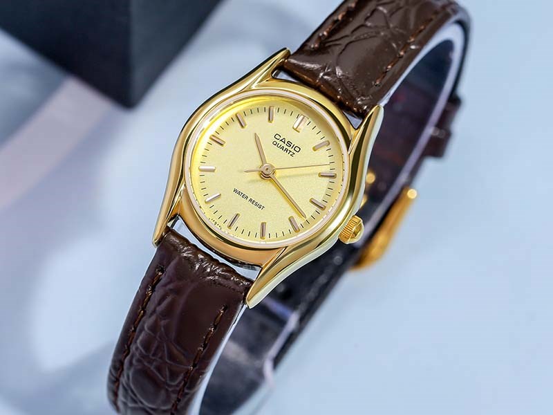 Chiếc đồng hồ n&agrave;y sở hữu thiết kế tinh tế dễ d&agrave;ng phối với nhiều loại trang phục kh&aacute;c nhau, sử dụng khi đi l&agrave;m, đi chơi