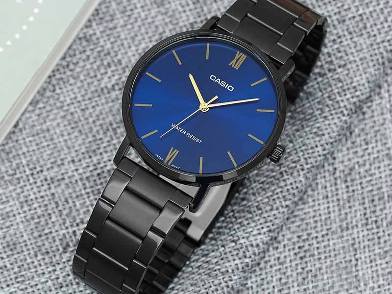 Đồng hồ được trang bị khung viền th&eacute;p kh&ocirc;ng gỉ mạ Ion s&aacute;ng b&oacute;ng, bền bỉ theo thời gian