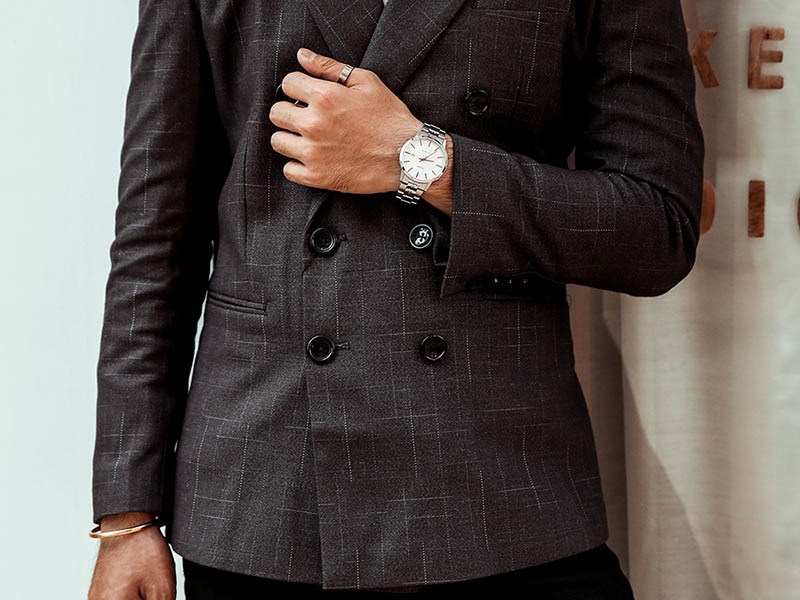 Thiết kế tinh tế d&agrave;nh cho qu&yacute; &ocirc;ng lịch l&atilde;m đến từ h&atilde;ng đồng hồ Orient - Nhật Bản tinh tế v&agrave; sang trọng