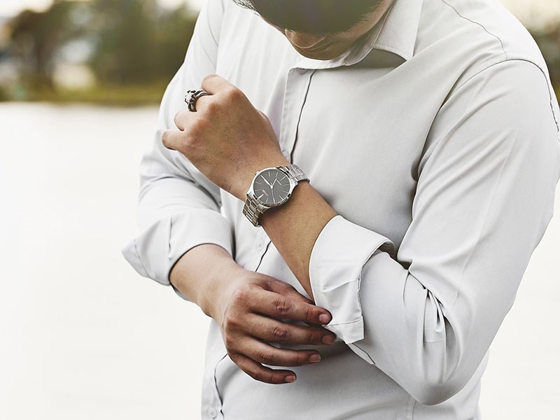 Mang thiết kế thời trang v&agrave; nam t&iacute;nh, mẫu đồng hồ kim n&agrave;y ph&ugrave; hợp với c&aacute;c qu&yacute; &ocirc;ng lịch l&atilde;m