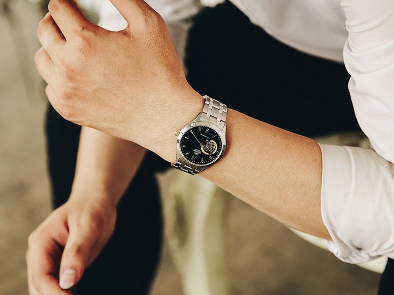 Sở hữu thiết kế hiện đại, phong cách lịch lãm, chiếc đồng hồ cơ lộ máy này dành cho các bạn nam mạnh mẽ Sở hữu thiết kế hiện đại, phong cách lịch lãm, chiếc đồng hồ cơ lộ máy này dành cho các bạn nam mạnh mẽ