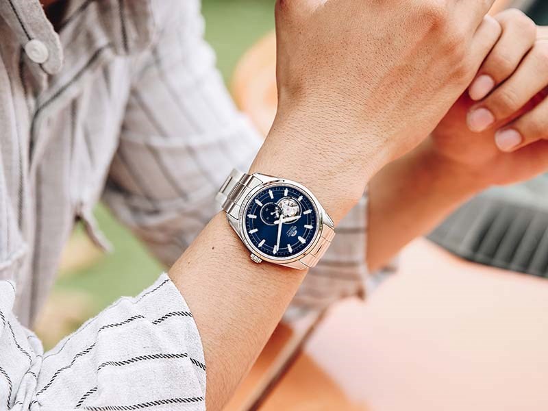 Mang phong cách nam tính, hiện đại, chiếc đồng hồ cơ này này phù hợp cho các chàng trai trẻ trung, lịch lãm đến từ hãng đồng hồ Orient nổi tiếng và lâu đời tại Nhật Bản Mang phong cách nam tính, hiện đại, chiếc đồng hồ cơ này này phù hợp cho các chàng trai trẻ trung, lịch lãm đến từ hãng đồng hồ Orient nổi tiếng và lâu đời tại Nhật Bản