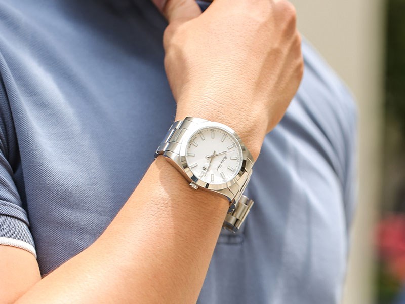 Thiết kế thanh lịch và nam tính, toát lên vẻ sang trọng cho các quý ông khi đeo đồng hồ trên tay Thiết kế thanh lịch và nam tính, toát lên vẻ sang trọng cho các quý ông khi đeo đồng hồ trên tay
