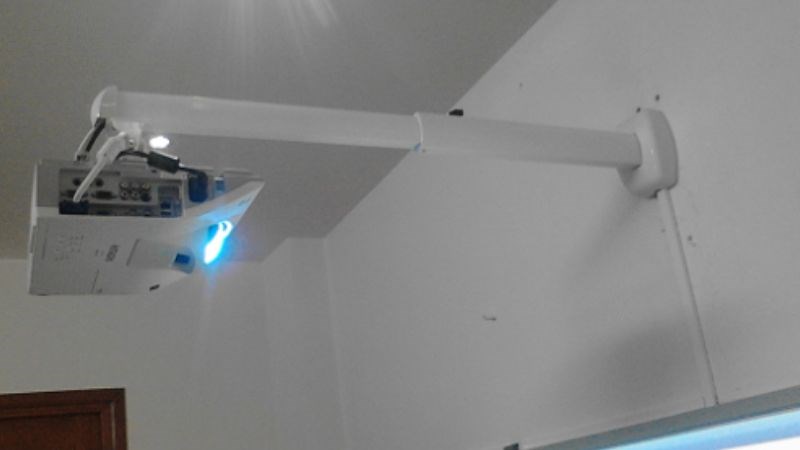 Gi&aacute; treo m&aacute;y chiếu c&oacute; 3 loại cơ bản