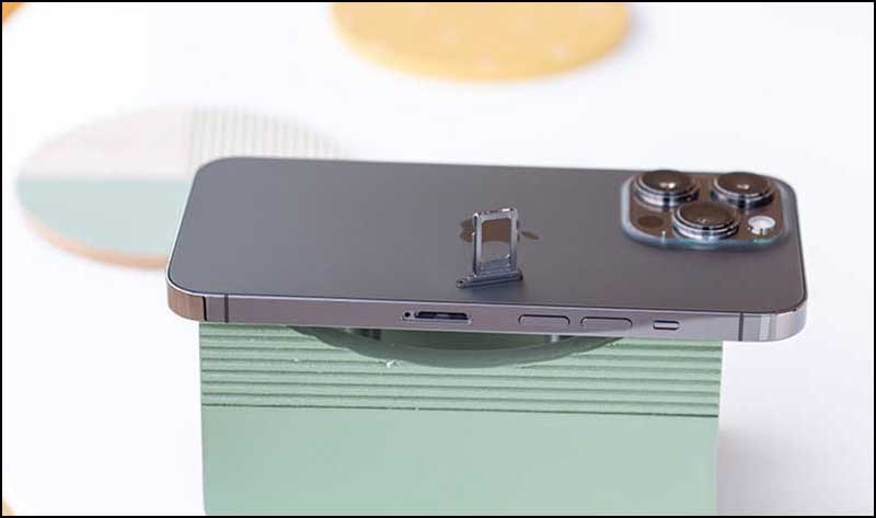 iPhone 14 series với khay SIM vật l&yacute;