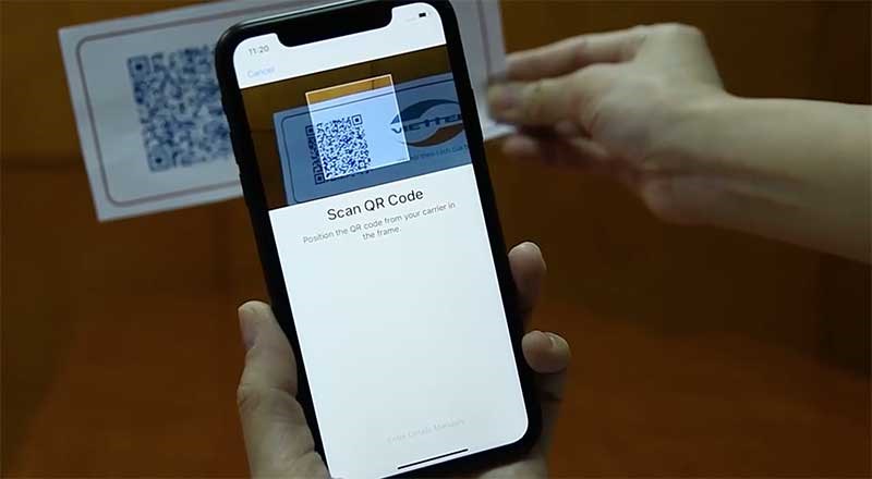Qu&eacute;t m&atilde; QR để thiết lập eSIM tại cửa h&agrave;ng