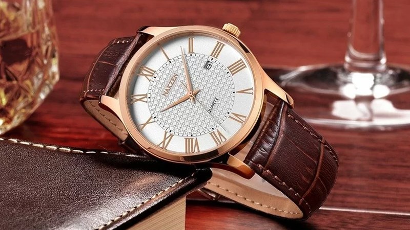 Chất liệu thép không gỉ, mặt kính Sapphire chống xước Chất liệu thép không gỉ, mặt kính Sapphire chống xước