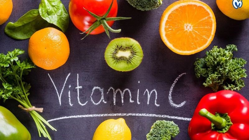 Vitamin C làm giảm nồng độ axit uric, giúp ngăn ngừa các cơn đau gout
